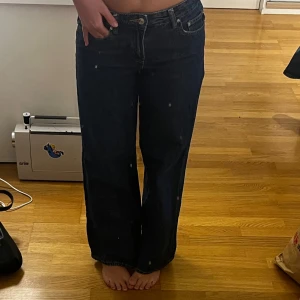 Mörkblåa jeans  - så fina jeans i en mörkblå tvätt från Gina tricot, säljer då de är för små, inga defekter💖💖