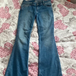 Bootcut jeans från Pepe Jeans - Snygga ljusblå bootcut jeans från pepe jeans . De är lågmidjade det står mid men de sitter asså långt nedanför naveln. De är väldigt bekväma och stretchiga. Bara andvända en gång! ❣️
