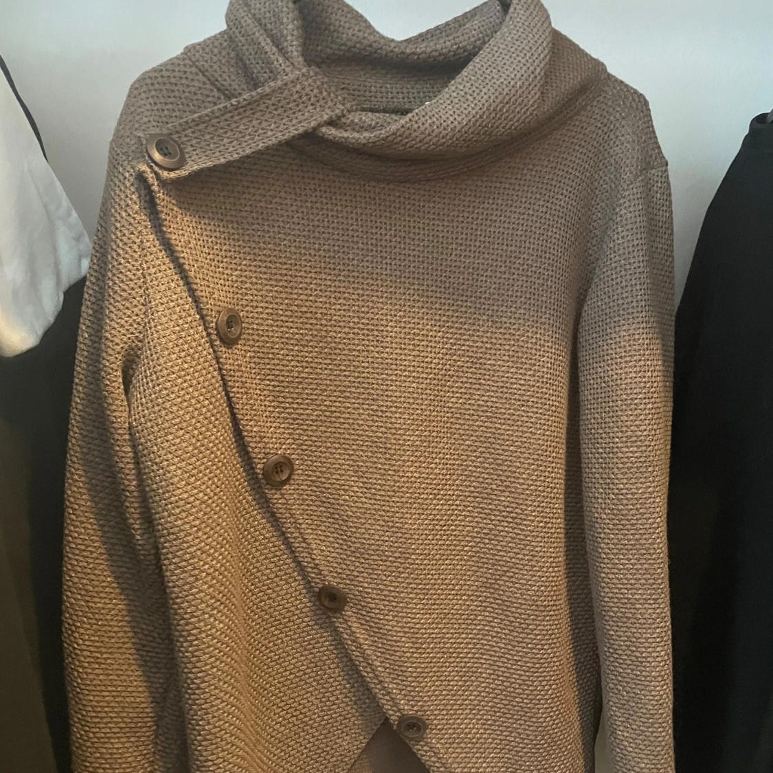 Beige kofta med knappar