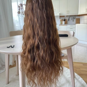 Frisyrhuvud från Comair - Säljer ett frisyrhuvud från Comair. Håret ör ca 65cm långt och är i mkt fint skick. Perfekt att öva olika frisyrer på. Skickar även med 2 böcker med ideér, tips och trix.   Nypris huvud: 850kr Nypris böcker: 140kr/st