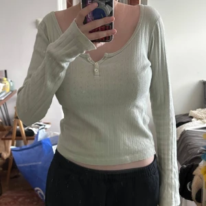 Tröja - Tröja från Brandy Melville i en jättefin ljusgrön färg. Onesize men typ s. 