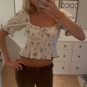 Vit blommig croppad blus med volang - Så söt topp från hm🤍💙