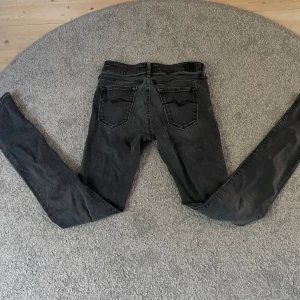 Gråa replay jeans - Snygga gråa replay jeansbyxor med slim passform. Dem passar perfekt för dig med smalare ben.Dem har varit använda men har inga defekter som syns.Dm för frågor så svarar jag så snabbt jag kan!