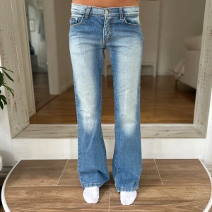 Lågmidjade utsvängda jeans  - Ett par lågmidjade utsvängda jeans från pink industries i storlek 14/164 (XXS). Rakt över midjemått: 34cm. Innebenslängd: 77cm. Gren: 20cm. F90