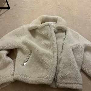 Teddy jacka  - Storlek Xs från NAKD 