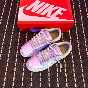 Nike Dunk Low vit/blå EUR 42 - Nike Dunk Low sneakers i vitt och ljusblått skinn med klassisk Swoosh på sidorna. Lågt skaft, snörning och perforerad tåbox för extra ventilation. Snygg och clean siluett som passar till streetwear och casual outfits.