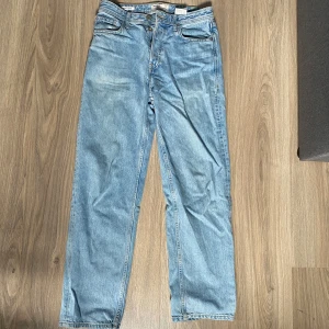 Baggy ljusblå jeans - Baggy jeans i ljusblått som är sparsamt använda utan skador. 