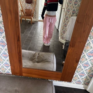 Randig croppad stickad tröja - Säljer en croppad stickad tröja med marinblå bas och breda ränder i rött och vitt. Tröjan har lång ärm och en loose passform, perfekt för dig som gillar en avslappnad men trendig stil.