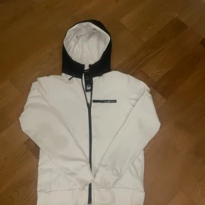 Sail racing  - Säljer min nästan helt nya Sail racing tröja. Priset kan diskuteras. Hör av dig om du har frågor eller intresserad 