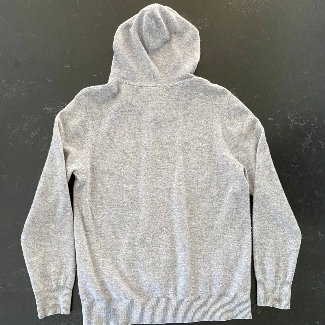 Grå kashmirhoodie från Sayless - 2