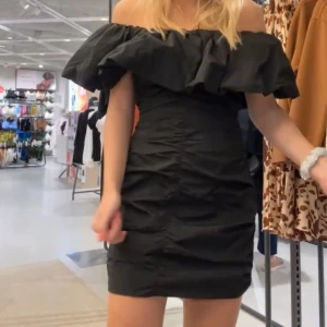 Cocktail klänning - Superfin klänning med prislapp kvar. Passar mig i S