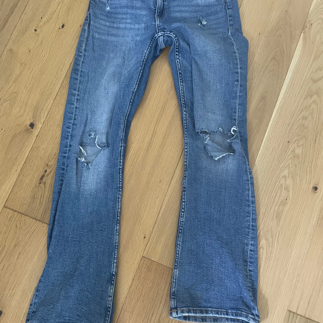 Blå bootcut jeans med slitningar - 1