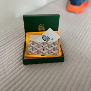 korthållare  -  En superfin och lyxig korthållare för dig som vill ha något lyxigt i fickan eller som du kan ha dina kort i superbra kvalitet 