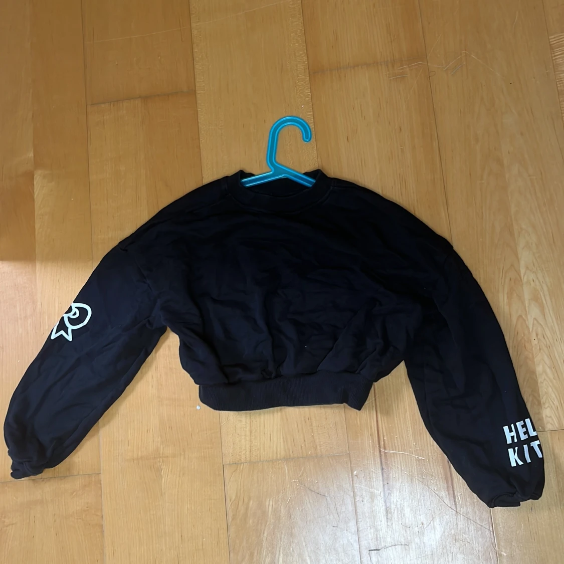 Svart Hello Kitty croppad tröja - 1