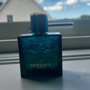 Versace Eros - Versace eros 30/50ml kvar. Köpt på kicks för 699kr. Funkar till ALLA årstider men säljer den för stt jag har för många parfymer, desutom är detta den mäst sålda parfymen på kicks