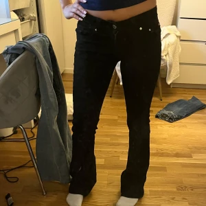 Svarta bootcut jeans - Säljer ett par low waist svarta jeans som är bootcut.💞 Endast 3 gånger använda. Köptes för 400kr säljer för 260kr. Fråga om mått. 