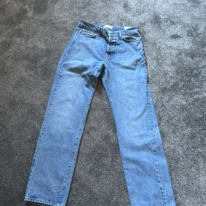 Ljusblå jeans från Jack & Jones 29/32 - Säljer ett par klassiska ljusblå jeans från Jack & Jones i rak modell. Jeansen har fem fickor, normal passform och är tillverkade i bomull. Perfekta för dig som gillar en enkel och tidlös stil.