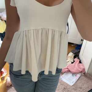 Vit volang linne/topp från Lager 157  - Supersöt linne/blus/topp från lager 157. Storlek S