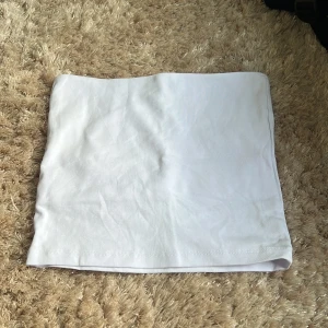 Vit bandeau tubtopp - Enkel och stilren vit bandeau tubtopp i mjuk bomull. Perfekt att matcha med jeans eller kjol för en clean look. Fin design som ger en snygg och minimalistisk vibe.