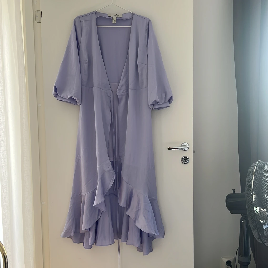 Ljuslila omlottklänning från Liquorish