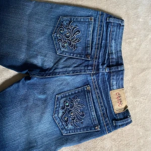 Lågmidjade snygga jeans - Säljer dessa supercoola jeans då de tyvärr inte kommer till användning! De är i superbra skick. Midjemått rakt över: ca 36cm, Innerbenslängd: ca 70cm! Pris går att diskutera vid snabb affär💕