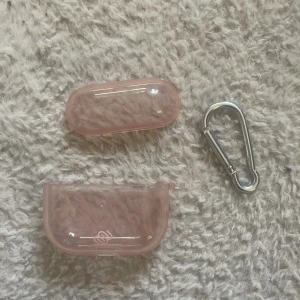 Airpod skal 3  - Rosa/beigt genomskinlig AirPods skal till generation tre, man får med en krok man kan sätta på skalet. Är aldrig andvänt köpte idag. Säljer eftersom att jag köpte fel storlek, original pris är 120kr.