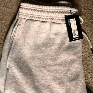 Björn Borg shorts – helt nya, storlek L - Säljer ett par helt nya Björn Borg shorts i storlek L. Tyvärr passade de inte mig, så därför säljer jag dem vidare. Nypris: 750 kr Mitt pris: 420 kr (köpta för 450 kr)