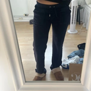 Juicy byxor - Mörkblåa juicy byxor, använda men i bra skick! Hör av er vid frågor🤗