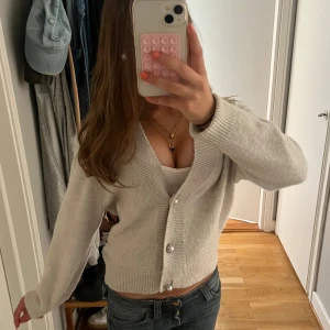 Kofta - Säljer denna super snygga beige grå aktiga koftan från hm i storlek S. Bra skick.