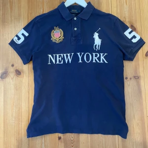 Big pony ralph lauren - Kom dm för frågor. Den är äkta. Ser bättre ut i verkligheten än på bilderna.    😁