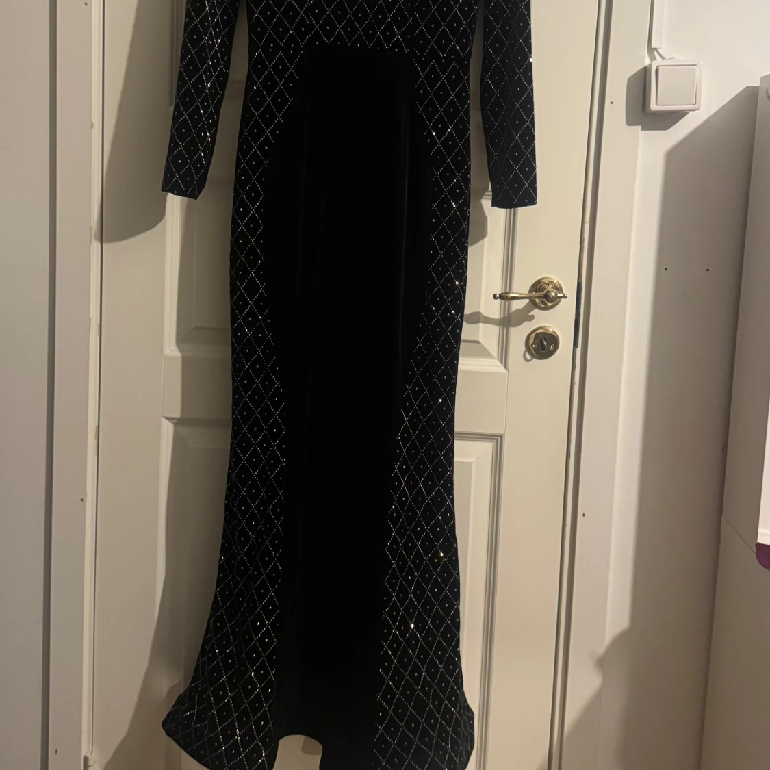 Svart långklänning med glittriga detaljer - 1
