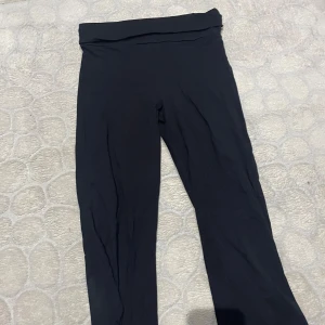 Svarta mjukisbyxor med hög midja - Ginas yoga pants, som ni ser är dom slitna där nere och har ett hål vid låret längst upp, inget som inte går och fixa! Storlek S