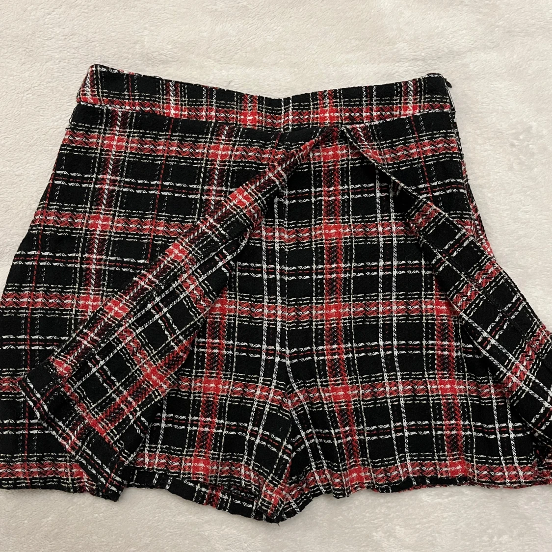 Rutig kortkjol från LELA i röd och svart - 3