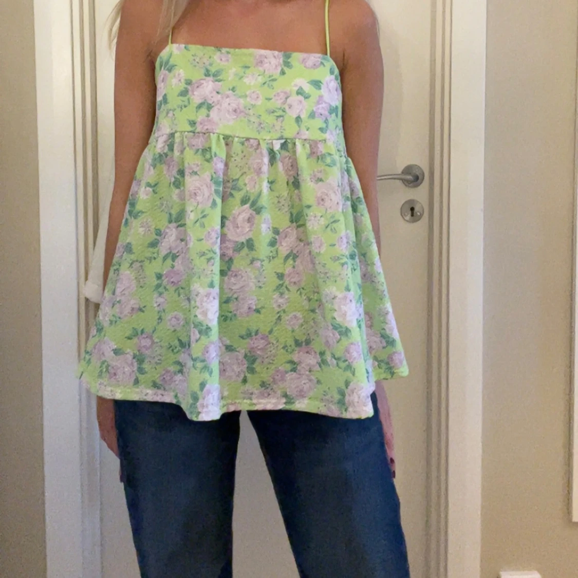 Grön blommig linnetopp med tunna band