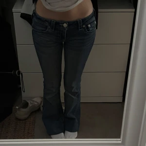 True Religion blå bootcut jeans - Säljer mina nya true religion jeans för dom inte riktigt är min stil längre. Super bra kvalité och jätte fina ! Vikt upp dom i längden på bilden men det är bara att vika ner. Storlek  25 i midja