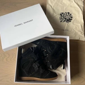 Svarta Isabel Marant wedge sneakers - Säljer ett par svarta Isabel Marant som är i läder/mocka som jag endast använt en enstaka gång. Skobox medföljer.