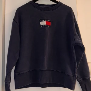 Mörkblå sweatshirt Tommy Jeans - Boxshaped Tommy Jeans sweatshirt