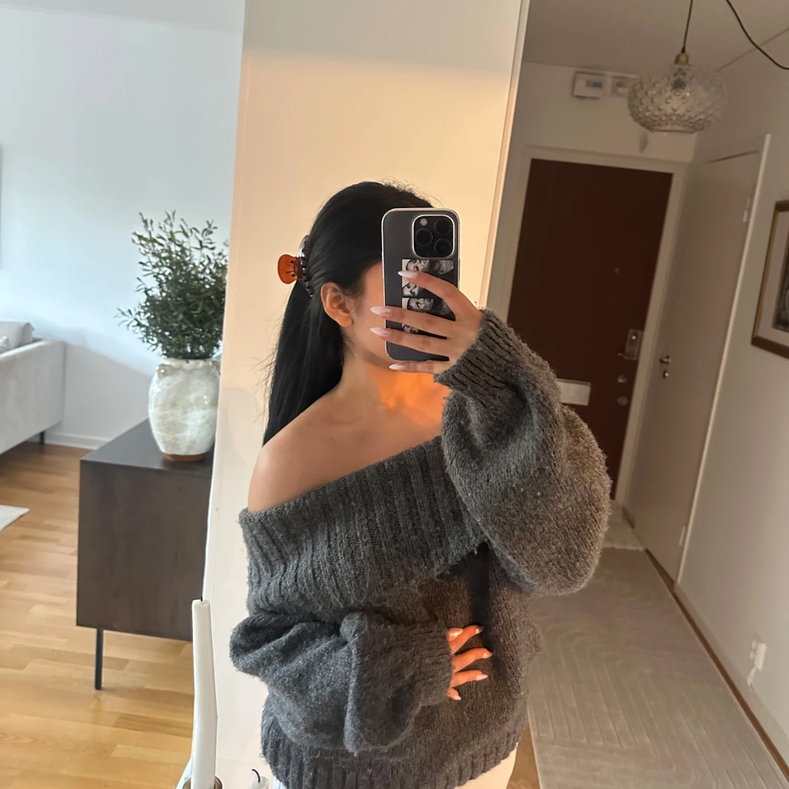 Mörkgrå offshoulder stickad tröja