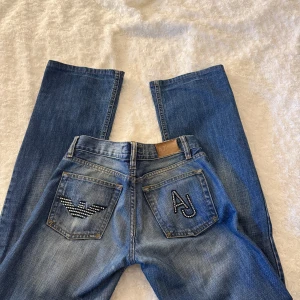 Lågmidjade bootcut jeans från Armani Jeans - Snygga lågmidjade bootcut jeans från Armani Jeans med coola detaljer på bakfickorna !💕💕säljer då de inte används längre. Storlek 27/32 💕Priset är diskutabelt vid snabb affär !!!