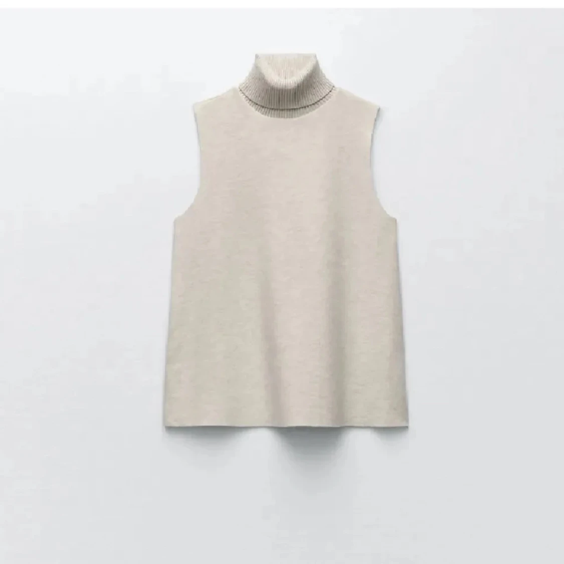 Beige stickad väst med polokrage