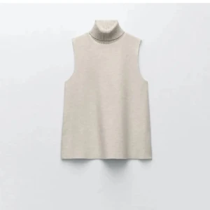Beige stickad väst med polokrage - Snygg beige stickad topp med hög polokrage och ärmlös design. Nypris 299 säljer för 200 