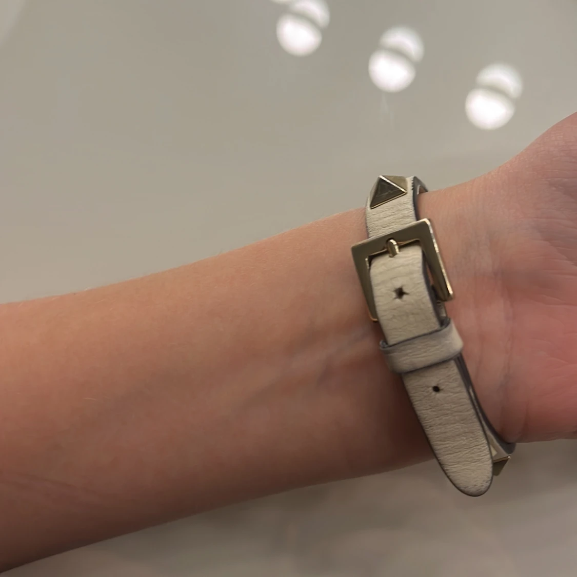 Beige/guldig valentino rock stud armband - 1