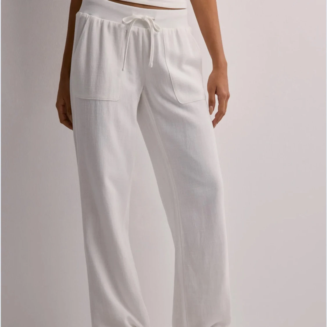 Linebyxor vita Nelly