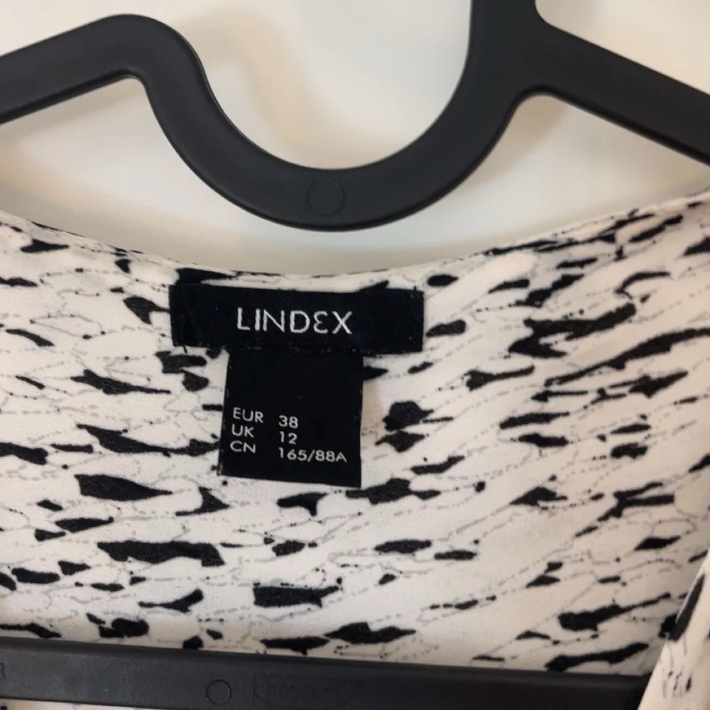 Säljer den a fina svart/vita blus från Lindex!🩷 Den är nästan aldrig använd och är i samma skick som när jag köpte den! Det finns en knapp så man kan knäppa upp blusen ännu mer om man skulle vilja göra det också!. Puserot.