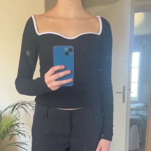 Svart långärmad topp med vit kant - Snygg svart långärmad topp med en vit liten söm. Otroligt fin till vardag som middag💞Det står S men skulle säga xs