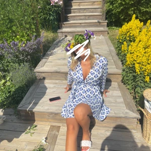 Mönstrad klänning från Zara - Säljer en så fin kort klänning från Zara med blått och vitt mönster