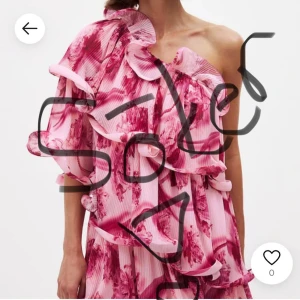 Söker nakd klänning - Söker denna klänning från nakd strl 34-38 Hör gärna av er om ni vill sälja och till vilket pris🌸💕