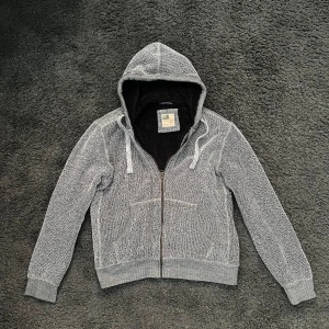 Stickad fodrad cardigan  - Riktigt fet stickad fodrad cardigan som är både stilig och varm. Storlek M