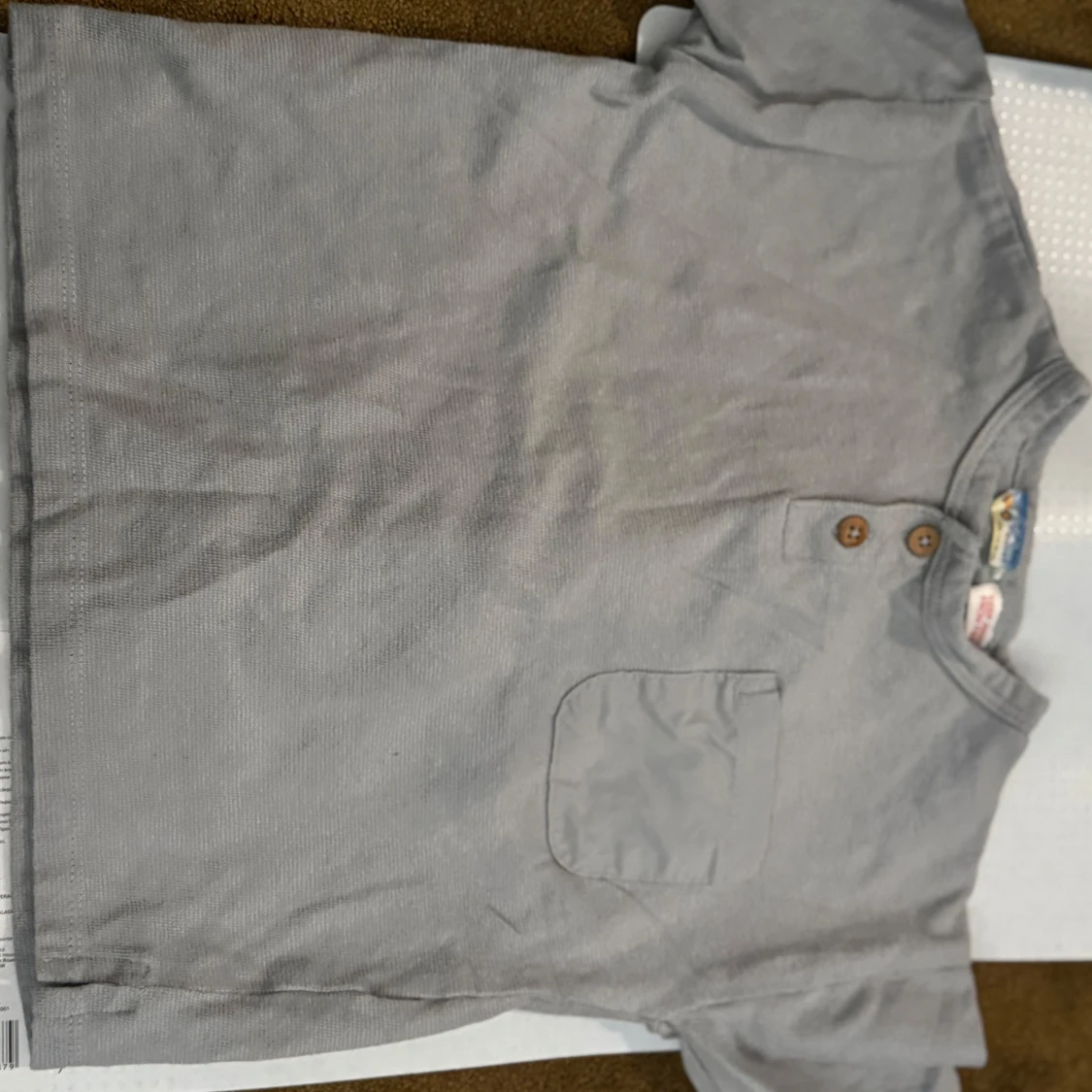 Grå kortärmad t-shirt med knappar