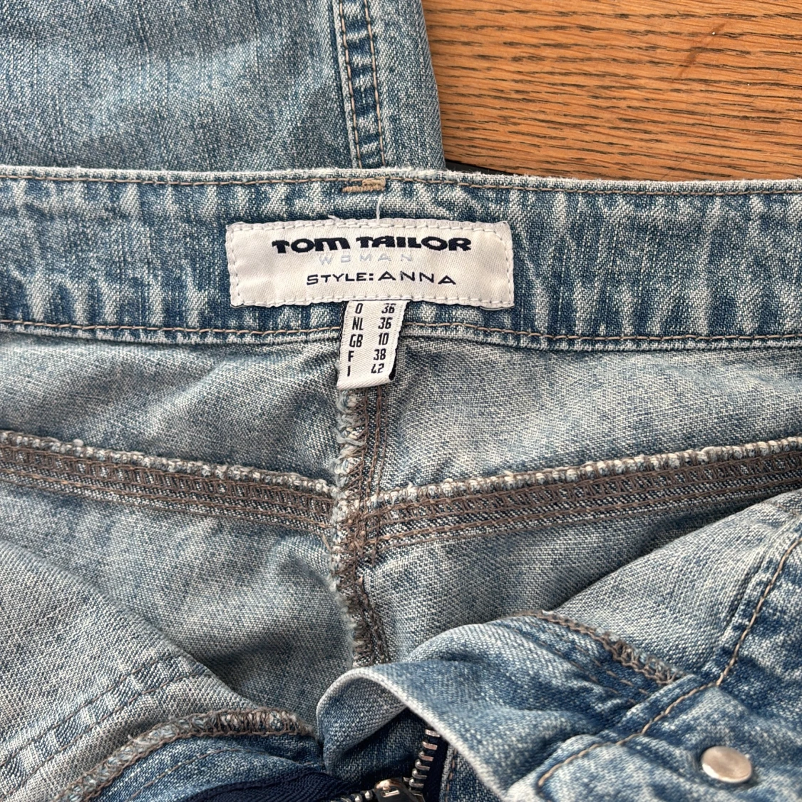 Blå jeans med slitningar - 4